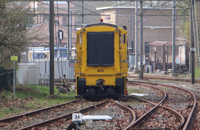 Museumlocomotief 605 van het Spoorwegmuseum herspoord door Incidentenbestrijders van ProRail